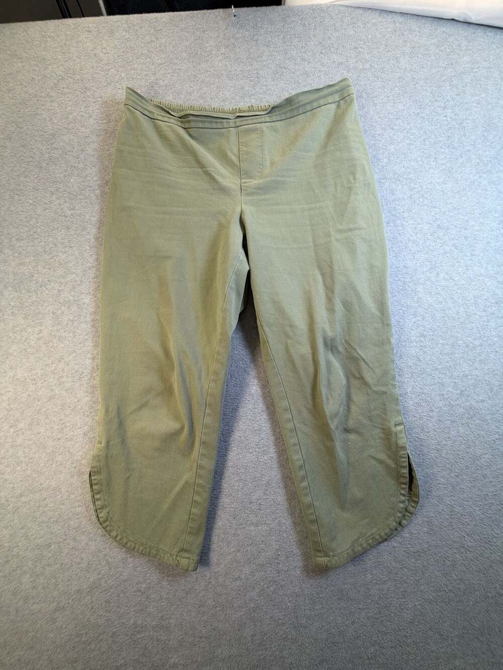 Isaac Mizrahi Live! Pants Size 6P Olive Green Capri Crop Pull-On Slit Hem